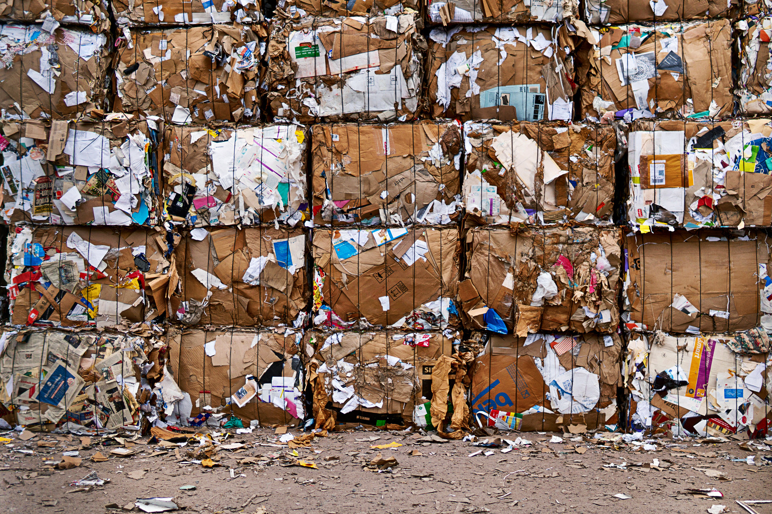 Gramadă de deșeuri municipale pregătite pentru colectare